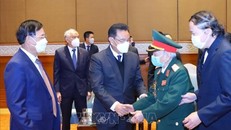 Chủ tịch Quốc hội Lào Saysomphone Phomvihane với các chuyên gia, cán bộ quân tình nguyện Việt Nam từng học tập, công tác, chiến đấu tại Lào. Ảnh: Văn Điệp/TTXVN 