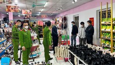 Lực lượng chức năng đang kiểm tra, thu giữ hàng hóa tại shop Mai Hường. (Ảnh: Vietnamnet)
