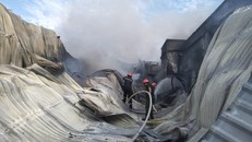 Lực lượng Phòng cháy chữa cháy tiếp cận hiện trường để dập lửa. (Ảnh: Huỳnh Phúc Hậu/TTXVN)