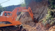 Hiện trường nơi sạt lở sập đất vùi lấp 5 trẻ em. (Ảnh: Truyền hình Nghệ An)