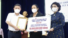 Bà Tô Thị Bích Châu, Chủ tịch Ủy ban MTTQ Việt Nam Thành phố và ông Dương Anh Đức, Phó Chủ tịch UBND Thành phố trao thư cảm ơn cho đại diện các đơn vị, doanh nghiệp ủng hộ Quỹ "Vì người nghèo" của Thành phố. (Ảnh: Thanh Niên)