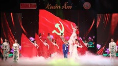 Liên khúc hát, múa "Việt Nam quê hương tôi", "Tuổi xuân dâng Đảng" mở màn chương trình. (Ảnh: TTXVN)