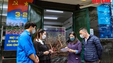 Để người dân đang cách ly tại nhà có thể an tâm đón Tết, UBND phường Trúc Bạch đã thực hiện chương trình đồng hành, hỗ trợ người dân trong dịp Tết Nguyên Đán. (Ảnh: TTXVN)