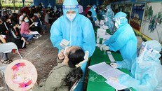 Nhân viên y tế lấy mẫu xét nghiệm sàng lọc COVID-19 cho người dân phường Gia Cẩm, thành phố Việt Trì. Ảnh tư liệu: Trung Kiên/TTXVN