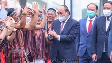 Chủ tịch nước Nguyễn Xuân Phúc tới dự ngày hội "Sắc Xuân trên mọi miền Tổ quốc". Ảnh: Tuấn Đức/TTXVN 