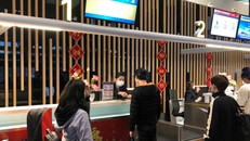 Hành khách làm thủ tục check-in tại Sân bay quốc tế Vân Đồn. 