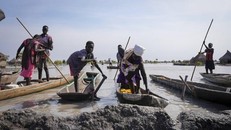 Người dân Nam Sudan đang xây đê bằng bùn để ngăn lũ lụt. (Ảnh: AP)