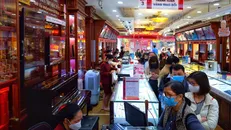 Người dân giao dịch tại cửa hàng vàng. (Ảnh: aFamily)