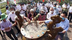  Đồng đội, thân nhân gia đình các liệt sĩ thắp hương tưởng nhớ các Anh tại buổi lễ tưởng niệm ở thành phố Đà Nẵng. (Ảnh: TTXVN)