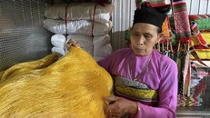 Nguyên liệu chính làm nên các sản phẩm thổ cẩm tại cơ sở Bảo Hằng, tỉnh Thanh Hoá là tơ tằm. Ảnh: Khiếu Tư/TTXVN