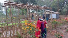 Người dân phấn khởi khi không gian công cộng đa chức năng được cải tạo từ bãi rác ven sông Hồng được đưa vào sử dụng, ngày 21/1/2022. Ảnh minh họa: Đinh Thuận/TTXVN