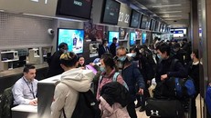 Bà con làm thủ tục xuất cảnh tại sân bay Henri Coandă ở thủ đô Bucharest của Romania. (Ảnh: Mạnh Hùng/TTXVN) 