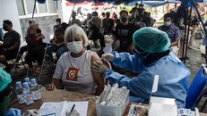 Nhân viên y tế tiêm vaccine phòng COVID-19 cho người cao tuổi ở Yogyakarta, Indonesia, ngày 24/3/2022. Ảnh: THX/ TTXVN 