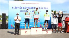 Trao giải cá nhân nam hệ Nâng cao. (Ảnh: TTXVN)