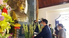 Lãnh đạo tỉnh Quảng Trị dâng hoa, dâng hương tại Khu lưu niệm Tổng Bí thư Lê Duẩn ở thôn Hậu Kiên, xã Triệu Thành, huyện Triệu Phong, tỉnh Quảng Trị. (Ảnh: Nguyên Lý/TTXVN) 