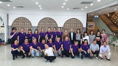 Thầy Hòa cùng các học viên khiếm thị chụp ảnh lưu niệm với ông Lê Trung Quyết - Chủ tịch Hội người mù TP Hà Nội. (Ảnh: Nhân vật cung cấp)