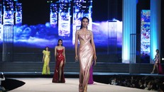 Các thí sinh thuộc top 64 Miss World Vietnam 2022 thực hiện phần thi trình diễn thời trang của mình. (Ảnh: Việt Khôi)