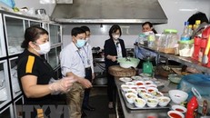 Đoàn công tác kiểm tra khu vực chế biến đồ ăn của một nhà hàng. (Ảnh: Đức Phương/TTXVN) 