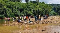 Hiện trường vụ 4 em học sinh đuối nước thương tâm. Ảnh: TTXVN phát 