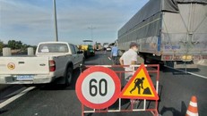 Khẩn trương sửa chữa, thảm lại mặt đường hư hỏng sau vụ cháy xe. Ảnh: Cục QLĐB IV. 