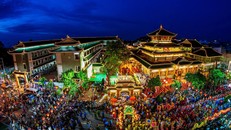 Lễ hội vía Bà Chúa Xứ núi Sam diễn ra vào tháng 4 âm lịch hằng năm, thu hút đông đảo du khách đến thắp hương.