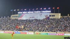 Sân Thiên Trường luôn phủ kín cổ động viên dù không có đội tuyển U23 Việt Nam thi đấu tại đây. (Ảnh: Như Ý) 