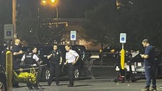 Cảnh sát điều tra tại hiện trường vụ nổ súng ở thành phố Buffalo, bang New York, Mỹ. (Ảnh: THX/TTXVN)