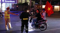 Tổ công tác liên ngành Y9/141 kiểm tra và xử lý nhiều trường hợp vi phạm an toàn giao thông, chủ yếu là không đội mũ bảo hiểm khi điều khiển phương tiện. Ảnh: Phạm Kiên/TTXVN