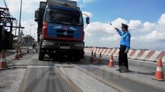 Lực lượng chức năng tiến hành kiểm tra tải trọng xe. (Ảnh: Việt Hùng/Vietnam+) 