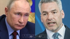 Tổng thống Nga Vladimir Putin (trái) và Thủ tướng Áo Karl Nehammer (phải). Ảnh: AFP/TTXVN 
