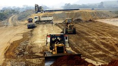 Tổng khối lượng xây lắp dự án cao tốc Bắc-Nam giai đoạn 2017-2020 đến nay đạt khoảng gần 40% giá trị hợp đồng. (Ảnh: Huy Hùng/TTXVN) 