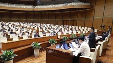 Bộ trưởng Bộ Tài chính Hồ Đức Phớc trả lời chất vấn. Ảnh: Doãn Tấn/TTXVN