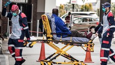 Nhân viên y tế chuyển bệnh nhân COVID-19 tới bệnh viện ở Port Elizabeth, Nam Phi. Ảnh: AFP/TTXVN