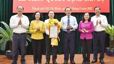 Trưởng ban Tổ chức Trung ương Trương Thị Mai và các đồng chí Thường trực Thành ủy chúc mừng ông Nguyễn Văn Hiếu. (Nguồn: thanhuytphcm.vn)