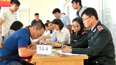 Các đơn vị sử dụng lao động ký biên bản công bố Quyết định thanh tra. (Ảnh: BHXH Hà Nội)