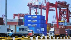 Container hàng hóa được vận chuyển tại cảng ở Thanh Đảo, tỉnh Sơn Đông, Trung Quốc. Ảnh: AFP/TTXVN