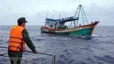 Tổ tuần tra ngăn chặn tàu cá vi phạm hành lang tuyến ống dẫn khí. (Ảnh: TTXVN phát)