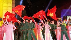 Tiết mục liên khúc với sự tham gia của hơn 50 nghệ sĩ tái hiện hình ảnh về cuộc tổng động viên sinh viên Hà Nội lên đường năm 1971, 1972. (Ảnh: Báo Chính phủ)