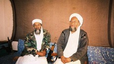 Ayman al-Zawahiri (phải) ngồi cùng Osama bin Laden trong một buổi phỏng vấn vào tháng 11/2001. Ảnh: Reuters.