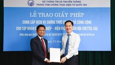 Ông Phan Hoàng Việt-Phó Tổng Giám đốc Viettel Telecom nhận giấy phép cung cấp dịch vụ chứng thực chữ ký số công cộng theo mô hình ký số từ xa.