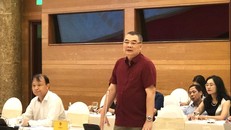 Trung tướng Tô Ân Xô, Chánh Văn phòng, Người phát ngôn Bộ Công an cung cấp thông tin tới báo chí tại cuộc họp báo Chính phủ thường kỳ chiều 3/8/2022 lý giải về hộ chiếu mẫu mới. (Ảnh: TTXVN)