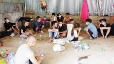 Các đối tượng vượt biên bị Đồn Biên phòng cửa khẩu Long Bình bắt giữ. Ảnh: Trọng Hà