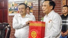 Chủ tịch UBND TP Hà Nội Trần Sỹ Thanh thăm hỏi, tặng quà cựu binh Nguyễn Xuân Trường (xã Ngọc Hồi, huyện Thanh Trì, Hà Nội). Ảnh: Thủy Tiên.