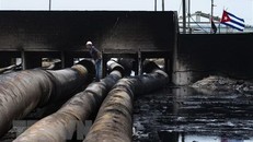 Hiện trường vụ hỏa hoạn tại kho chứa nhiên liệu bên Vịnh Matanzas, Cuba. (Ảnh: AFP/TTXVN) 