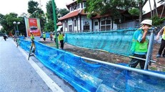 Công nhân dựng rào chắn, đoạn trên phố Trần Hưng Đạo. (Ảnh: Tuấn Anh/TTXVN)