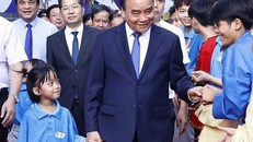 Chủ tịch nước Nguyễn Xuân Phúc với học sinh trường tiểu học, THCS và THPT Hy Vọng. (Ảnh: Thống Nhất/TTXVN) 