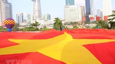 Lá đại kỳ dài 60m, rộng 30m (diện tích 1.800m2) được chuẩn bị sẵn sàng kéo lên bầu trời Thành phố Hồ Chí Minh trong sáng 2/9. (Ảnh: Thu Hương/TTXVN) 