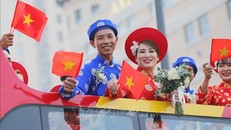 100 cặp đôi tham dự Lễ cưới tập thể năm 2022 diễu hành qua các tuyến đường trung tâm TP Hồ Chí Minh. (Ảnh: TTXVN)