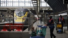 Công nhân làm việc tại ga tàu hỏa ở London, Anh, ngày 18/1/2021. Ảnh minh họa: AFP/TTXVN