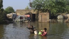 Người dân sơ tán khỏi các khu vực ngập lụt ở Shikarpur, tỉnh Sindh, Pakistan,ngày 31/8/2022. (Ảnh: AFP/TTXVN) 